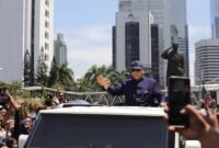 Usai dilantik menjadi Presiden ke-8 RI, Prabowo Subianto menyapa masyarakat dan menuju Istana Merdeka menggunakan mobil nasional made in Indonesia Pindad Maung. (Tim Media Prabowo Subianto)