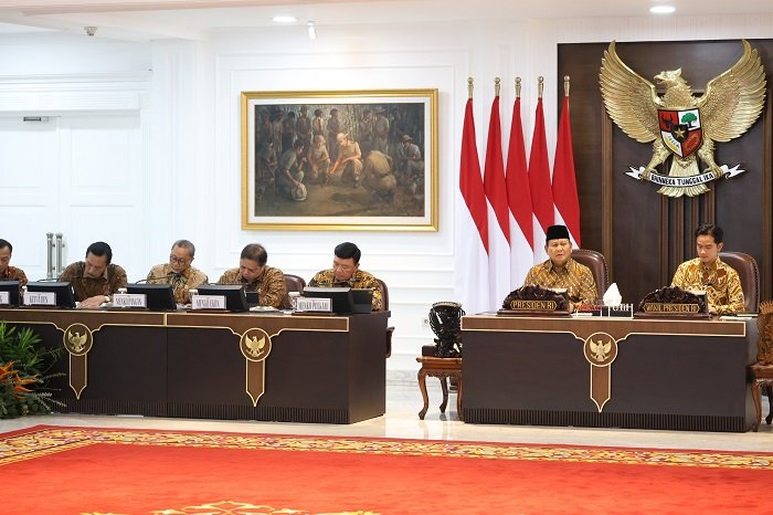 Presiden RI Prabowo Subianto memimpin rapat kabinet perdana di Istana Merdeka. (Dok. Tim Media Prabowo)