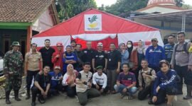 Dinas Sosial Kabupaten Bogor memberikan bantuan kepada korban bencana pergeseran tanah Sukabumi. (Dok. *Dinas Sosial Kabupaten Bogor*)