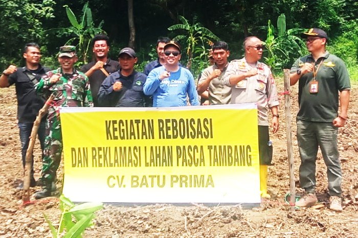 ” Setelah kita mengecek secara langsung ke lokasi, PT Batu Prima telah melakukan Reboisasi / reklamasi sesuai dengan Perjanjian walaupun terbawa arus banjir, ” kata Wuddan. ( Dok.Hallojabar.com / Abdul Haris )