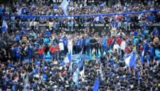 Dengan hanya mengenakan kaos singlet warna putih, Gubernur Jawa Barat Dedi Mulyadi atau akrab disapa KDM, Minggu (25/5/2025), mengumumkan pemberian bonus kepada pemain Persib. (Foto: Dok.Humas Jabar)