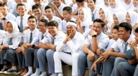 Gubernur Jawa Barat Dedi Mulyadi berada di tengah para pelajar usai melakukan Sosialisasi PP No. 17 Tahun 2025 (PP Tunas) di SMAN 2 Purwakarta, Rabu (14/5/2025), bersama bersama Menteri Komunikasi dan Digital Meutya Hafid. (Foto: Dok.Biro Adpim Jabar)
