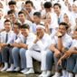 Gubernur Jawa Barat Dedi Mulyadi berada di tengah para pelajar usai melakukan Sosialisasi PP No. 17 Tahun 2025 (PP Tunas) di SMAN 2 Purwakarta, Rabu (14/5/2025), bersama bersama Menteri Komunikasi dan Digital Meutya Hafid. (Foto: Dok.Biro Adpim Jabar)
