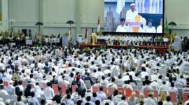 Gubernur Jawa Barat Dedi Mulyadi bersama Menko Pangan RI Zulkifli Hasan, Kamis (15/5/2025)  menghadiri Rapat Koordinasi Pusat - Daerah dengan tema Peluncuran Pembentuan Koperasi Merah Putih dan Dialog Interaktif Bersama Kepala Desa/Kelurahan Di Hall Indoor Stadion Sijalak Harupat, Kabupaten Bandung. (Foto: Dok.Biro Adpim Jabar)
