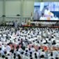 Gubernur Jawa Barat Dedi Mulyadi bersama Menko Pangan RI Zulkifli Hasan, Kamis (15/5/2025)  menghadiri Rapat Koordinasi Pusat - Daerah dengan tema Peluncuran Pembentuan Koperasi Merah Putih dan Dialog Interaktif Bersama Kepala Desa/Kelurahan Di Hall Indoor Stadion Sijalak Harupat, Kabupaten Bandung. (Foto: Dok.Biro Adpim Jabar)
