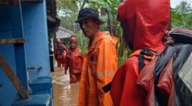 BPBD Kabupaten Ciamis melakukan monitoring dan assesment ke permukiman terdampak banjir di Kabupaten Ciamis, Jawa Barat. (Dok. BPBD Kabupaten Ciamis.)