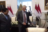 Momen Bill Gates Beri Hadiah untuk Bobby Kertanegara. (Dok. Tim Media Prabowo)

