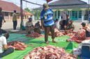 Aan Anhari penasehat panitia Qurban Dusun Kulinyar Desa Kudangwangi Kecamatan Ujungjaya sedang mengurus pembagian daging kurban ( Abdul Haris)
