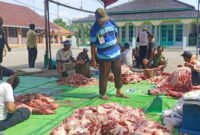 Aan Anhari penasehat panitia Qurban Dusun Kulinyar Desa Kudangwangi Kecamatan Ujungjaya sedang mengurus pembagian daging kurban ( Abdul Haris)