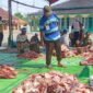 Aan Anhari penasehat panitia Qurban Dusun Kulinyar Desa Kudangwangi Kecamatan Ujungjaya sedang mengurus pembagian daging kurban ( Abdul Haris)