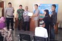 Pemdes Kudangwangi Kecamatan Ujungjaya Kabupaten Sumedang salurkan BLT kepada warga miskin ekstrim ( Dok. Hallojabar.com / Abdul Haris )