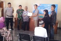 Pemdes Kudangwangi Kecamatan Ujungjaya Kabupaten Sumedang salurkan BLT kepada warga miskin ekstrim ( Dok. Hallojabar.com / Abdul Haris )