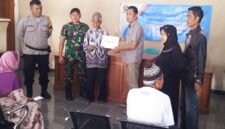Pemdes Kudangwangi Kecamatan Ujungjaya Kabupaten Sumedang salurkan BLT kepada warga miskin ekstrim ( Dok. Hallojabar.com / Abdul Haris )