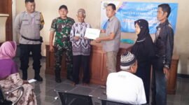Pemdes Kudangwangi Kecamatan Ujungjaya Kabupaten Sumedang salurkan BLT kepada warga miskin ekstrim ( Dok. Hallojabar.com / Abdul Haris )