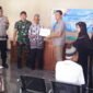 Pemdes Kudangwangi Kecamatan Ujungjaya Kabupaten Sumedang salurkan BLT kepada warga miskin ekstrim ( Dok. Hallojabar.com / Abdul Haris )