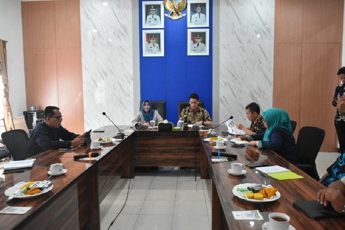 Wakil Bupati Sumedang memimpin rapat untuk percepatan Koperasi Merah Putih ( Dok.Hallojabar.com / Siti Kowati )