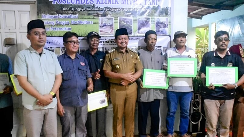 Bantuan tersebut diserahkan langsung oleh Bupati Sumedang H. Dony Ahmad Munir dalam rangkaian kunjungan kerjanya di Kecamatan Ujungjaya ( Dok.Hallojabar.com / Siti Kowati )