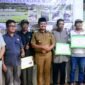 Bantuan tersebut diserahkan langsung oleh Bupati Sumedang H. Dony Ahmad Munir dalam rangkaian kunjungan kerjanya di Kecamatan Ujungjaya ( Dok.Hallojabar.com / Siti Kowati )