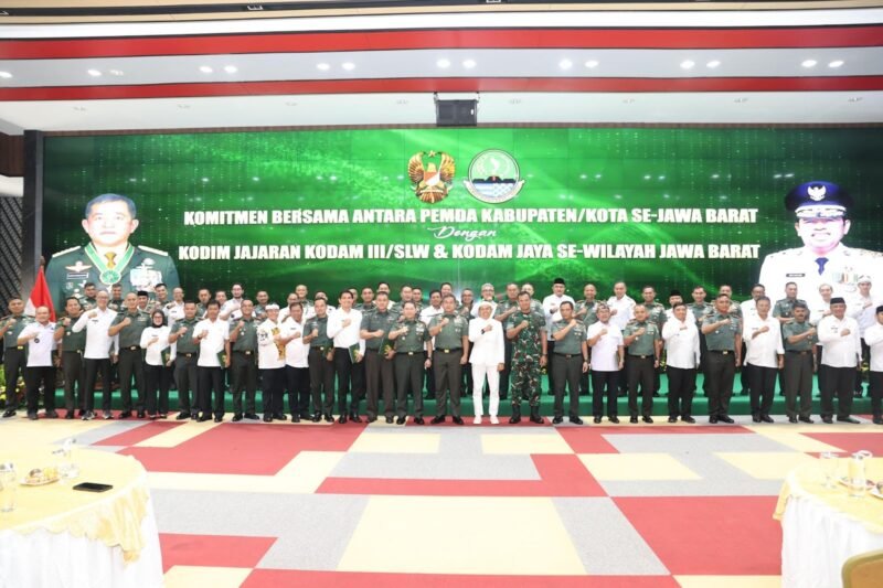 Penandatanganan Komitmen Bersama juga dilakukan oleh Pemerintah Kabupaten/Kota lainnya dan Kodim di bawah Kodam Jaya dan Kodam III/Siliwangi di tempat yang sama. ( Dok Hallojabar.com / Siti )