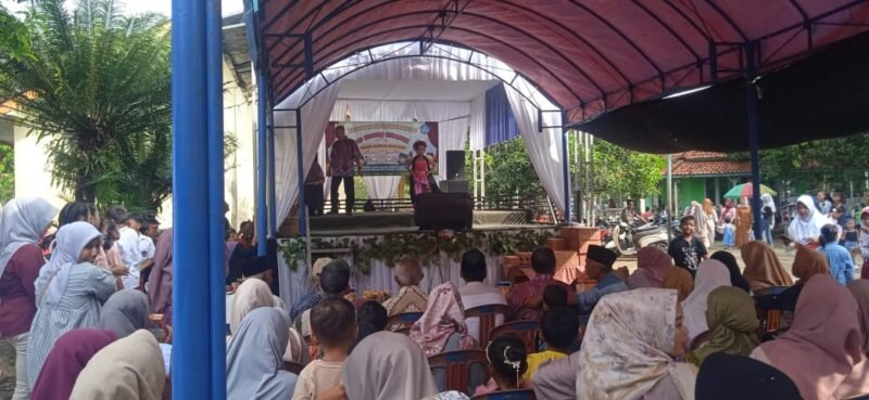 Acara digelar di lapangan sekolah SD Negeri Cimanuk dimeriahkan oleh penampilan Kreasi seni anak didik dari mulai kelas I s/d VI. ( Dok
Hallojabar.com / Abdul Haris )