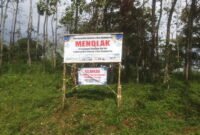 Spanduk dari warga Desa Cimarias Kecamatan Pamulihan yang menolak perpanjangan HGU PT Subur Setiadi ( Dok.Hallojabar.com / Dody Nsh )