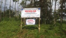 Spanduk dari warga Desa Cimarias Kecamatan Pamulihan yang menolak perpanjangan HGU PT Subur Setiabudi ( Dok.Hallojabar.com / Didy Nsh )