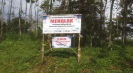 Spanduk dari warga Desa Cimarias Kecamatan Pamulihan yang menolak perpanjangan HGU PT Subur Setiadi ( Dok.Hallojabar.com / Dody Nsh )