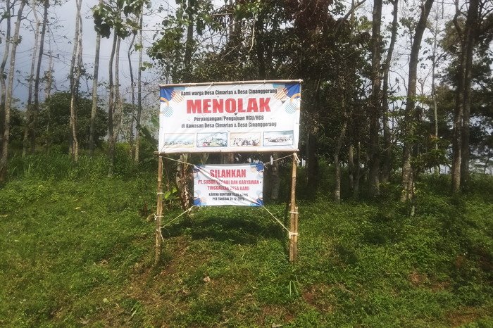 Spanduk dari warga Desa Cimarias Kecamatan Pamulihan yang menolak perpanjangan HGU PT Subur Setiadi ( Dok.Hallojabar.com / Dody Nsh )