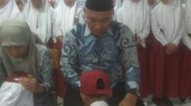 Kepala SDN Nanggerang Kecamatan Sukasari Kabupaten Sumedang menitikan air mata saat menerima sungkeman siswa kelas VI yang akan berangkat ke jenjang pendidikan berikutnya ( Dok.Hallojabar.com / Tatang Tarmedi )