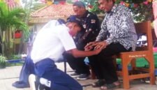 Secara simbolis pihak sekolah menyerahkan siswa-siswi Kelas IX kepada orangtua yang diwakili Komite Sekolah. ( Dok.Hallojabar.com / Abdul Haris )