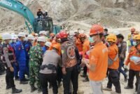 Proses pencarian terhadap korban longsor tambang galian C Gunung Kuda, Kabupaten Cirebon(Dok. Basarnas)

