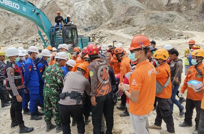 Proses pencarian terhadap korban longsor tambang galian C Gunung Kuda, Kabupaten Cirebon(Dok. Basarnas)

