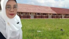 Cucu Suhartini seorang S-3 yang mengabdikan diri selaku guru yang mendapat tugas tambahan selaku kepala sekolah di SMP Negeri 4 Jatinangor
