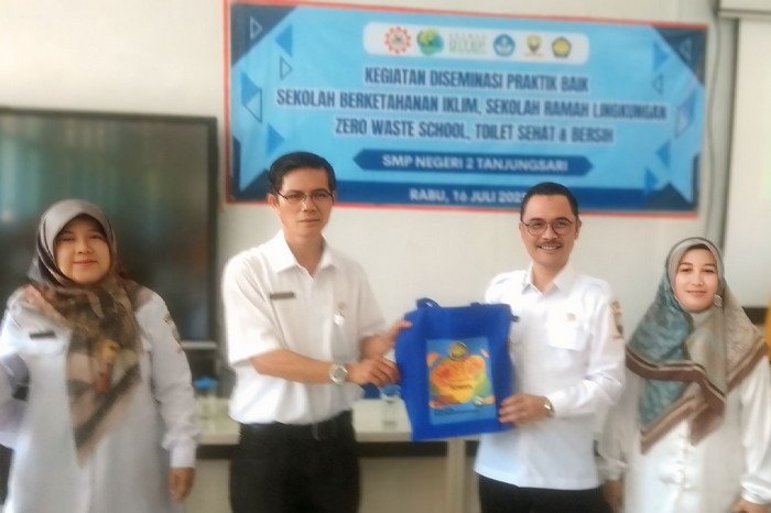 Kadisdik Sumedang membuka kegiatan Diseminasi Praktik Baik Sekolah Berketahanan Iklim, Ramah Lingkungan, Zero Waste School, Toilet Sehat & Bersih di SMP Negeri 2 Tanjungsari ( Dok.Hallojabar.com )