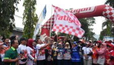 Mengambil titik start halaman Markas PMI Kabupaten Sumedang, ratusan peserta dari berbagai kalangan menempuh perjalanan sepanjang 7 kilometer. ( Dok.Hallojabar.com / Siti Kowati )