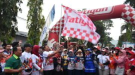 Mengambil titik start halaman Markas PMI Kabupaten Sumedang, ratusan peserta dari berbagai kalangan menempuh perjalanan sepanjang 7 kilometer. ( Dok.Hallojabar.com / Siti Kowati )