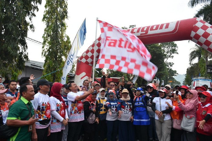 Mengambil titik start halaman Markas PMI Kabupaten Sumedang, ratusan peserta dari berbagai kalangan menempuh perjalanan sepanjang 7 kilometer. ( Dok.Hallojabar.com / Siti Kowati )