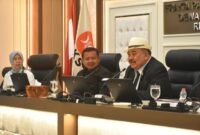 Bupati H.Dony Ahmad Munir menyampaikan langsung ucapan terimakasihnya di hadapan H. Ateng selaku Anggota DPR RI Komisi XII saat mendampingi ASN Berprestasi Sumedang ( Dok.Hallojabar.com / Siti Kowati )