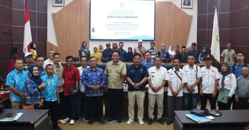 Audiensi diterima Ketua DPRD Sumedang H. Sidik Jafar, S.E., Ketua Komisi I Asep Kurnia, S.H., M.H., Ketua Komisi IV Asep Ronny Hidayat beserta para anggota dewan lainnya.
