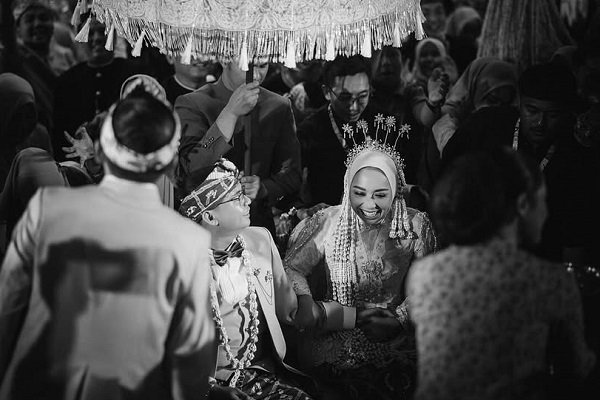 2. Pernikahan anak Dedi & Karyoto di Garut makan korban jiwa. Ribuan warga ricuh demi hidangan gratis. (Instagram.com @maula_akbar08)