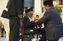 Presiden Prabowo saat mengalungkan medali penghargaan kepada Teungku Nyak Sandang, penyumbang pembelian pesawat pertama RI. (BPMI Setpres)