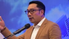 Mantan Gubernur Jawa Barat, Ridwan Kamil diduga gunakan dana korupsi beli Mercy keluarga Habibie. (Facebook.com @Ridwan Kamil)

