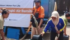 Kolaborasi Dinsos Kabupaten Bogor dan LAZ Rabbani memperkuat penanganan krisis air bersih melalui distribusi bantuan ke wilayah rawan kekeringan secara tepat sasaran dan berkelanjutan.(Dok. Dinsos Kabupaten Bogor)