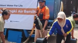 Kolaborasi Dinsos Kabupaten Bogor dan LAZ Rabbani memperkuat penanganan krisis air bersih melalui distribusi bantuan ke wilayah rawan kekeringan secara tepat sasaran dan berkelanjutan.(Dok. Dinsos Kabupaten Bogor)