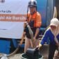 Kolaborasi Dinsos Kabupaten Bogor dan LAZ Rabbani memperkuat penanganan krisis air bersih melalui distribusi bantuan ke wilayah rawan kekeringan secara tepat sasaran dan berkelanjutan.(Dok. Dinsos Kabupaten Bogor)