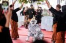 Ilustrasi Lutung Kasarung yang bertransformasi menjadi Pangeran Guru Minda di hadapan Putri Purbasari, menggambarkan momen krusial perubahan wujud yang penuh makna. Gambar ini merepresentasikan puncak kisah cinta dan kesetiaan yang melampaui batas penampilan fisik.