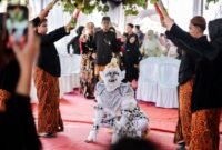 Ilustrasi Lutung Kasarung yang bertransformasi menjadi Pangeran Guru Minda di hadapan Putri Purbasari, menggambarkan momen krusial perubahan wujud yang penuh makna. Gambar ini merepresentasikan puncak kisah cinta dan kesetiaan yang melampaui batas penampilan fisik.