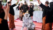 Ilustrasi Lutung Kasarung yang bertransformasi menjadi Pangeran Guru Minda di hadapan Putri Purbasari, menggambarkan momen krusial perubahan wujud yang penuh makna. Gambar ini merepresentasikan puncak kisah cinta dan kesetiaan yang melampaui batas penampilan fisik.