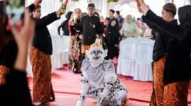 Ilustrasi Lutung Kasarung yang bertransformasi menjadi Pangeran Guru Minda di hadapan Putri Purbasari, menggambarkan momen krusial perubahan wujud yang penuh makna. Gambar ini merepresentasikan puncak kisah cinta dan kesetiaan yang melampaui batas penampilan fisik.