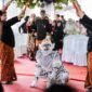 Ilustrasi Lutung Kasarung yang bertransformasi menjadi Pangeran Guru Minda di hadapan Putri Purbasari, menggambarkan momen krusial perubahan wujud yang penuh makna. Gambar ini merepresentasikan puncak kisah cinta dan kesetiaan yang melampaui batas penampilan fisik.